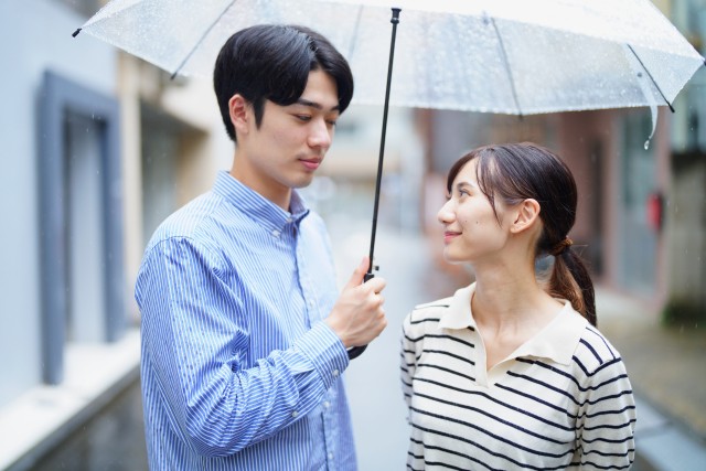 または雨の日に傘をそっと差し出すような温かみのある写真